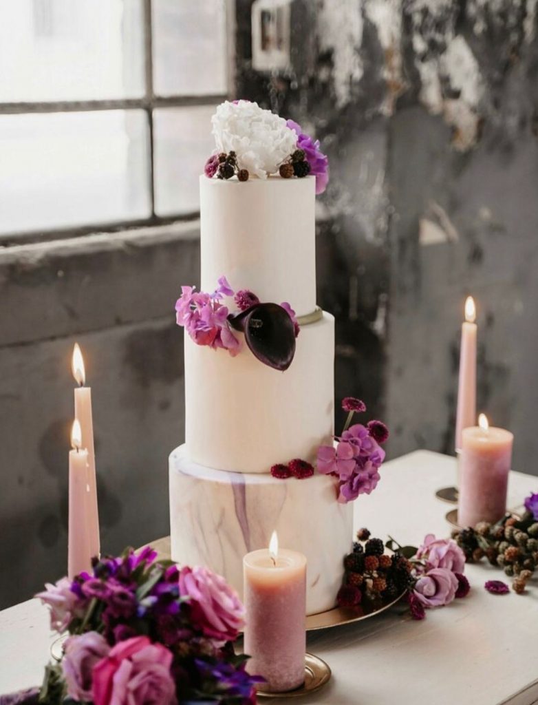 Hochzeitstorte Hilden; 3 Stöcke; dekoriert mit Blumen..